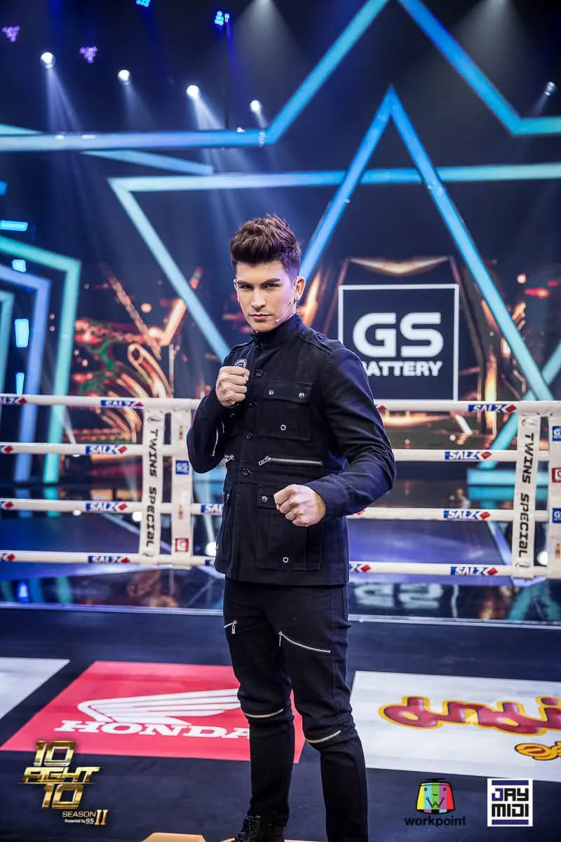 Antoine Pinto presenting 10 Fight 10 from the ring