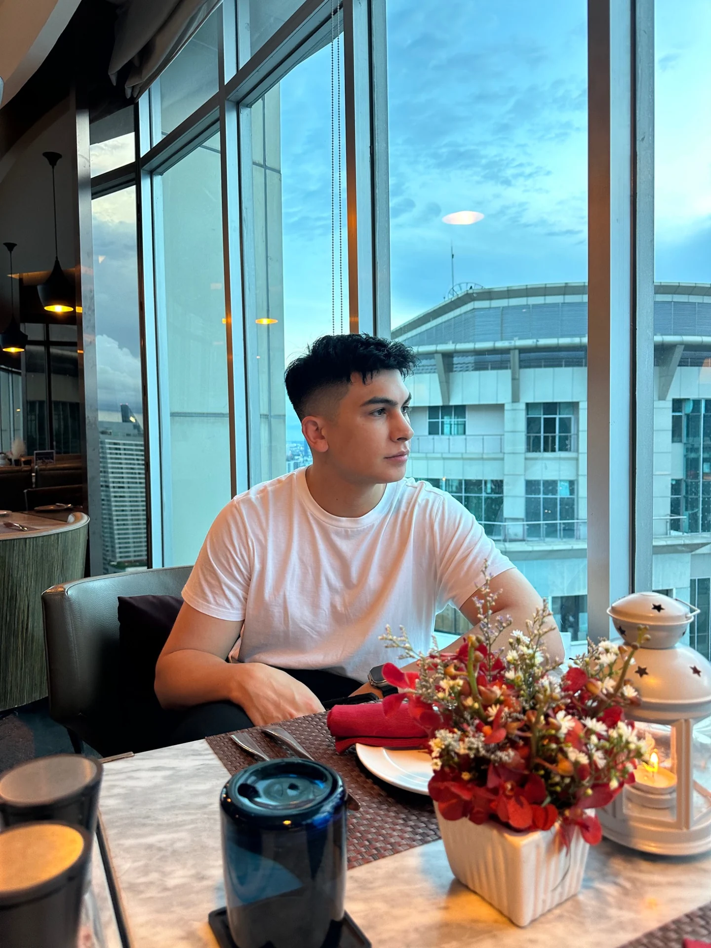 อองตวนระหว่างมื้ออาหารในช่วงฮันนีมูน
