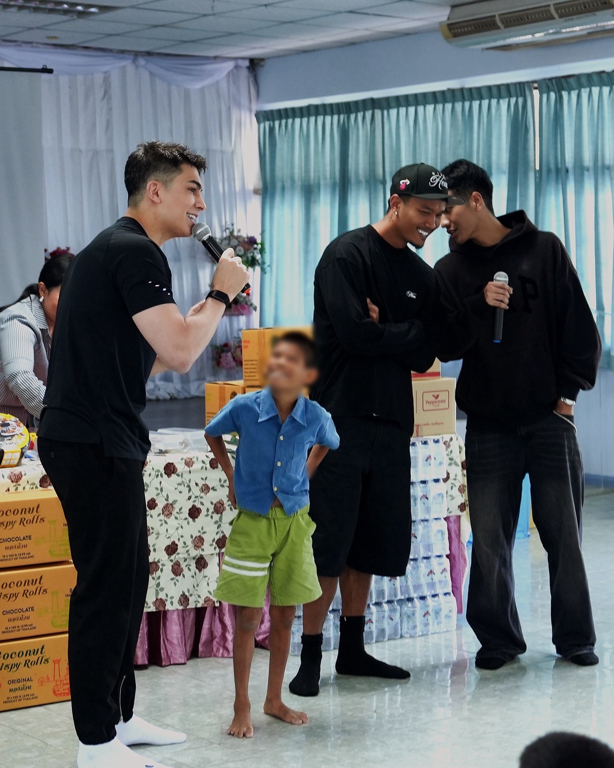 การพูดคุยระหว่างผู้ร่วมกิจกรรมกับเด็ก ๆ