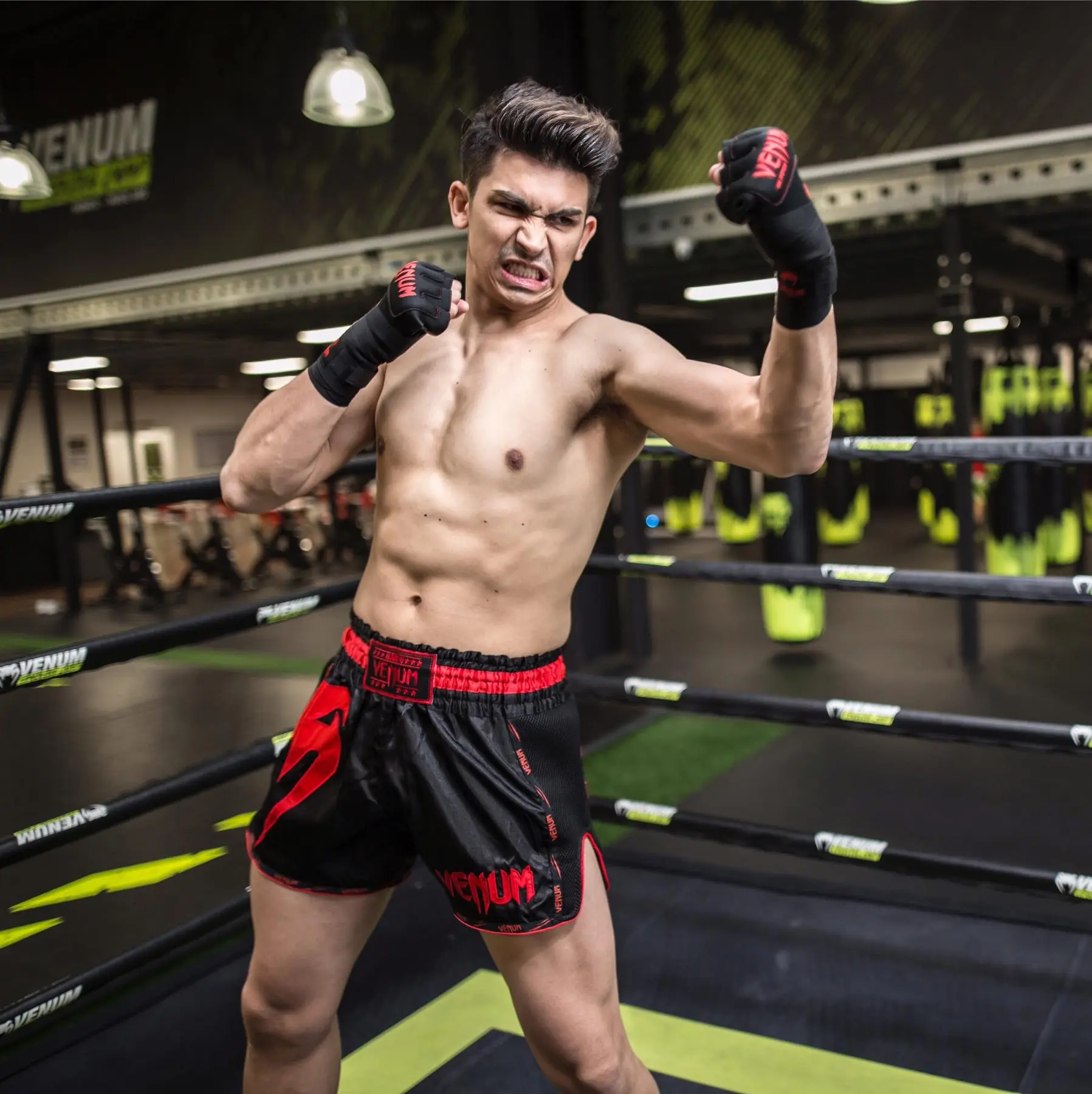 อองตวนในพื้นที่ฝึก Pinto Fight Studio ภาพคนละช่วงเวลากับการแข่งขัน GLORY