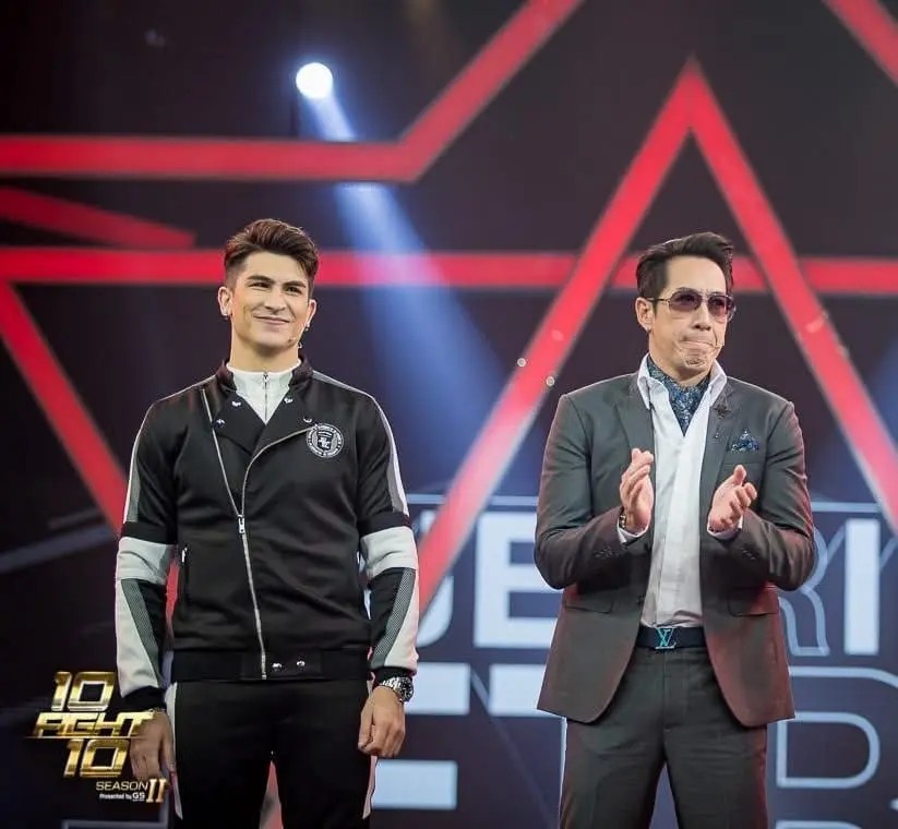 อองตวนในชุดทีมดำและพื้นที่ดำเนินรายการ · คลังผลงาน UPRVISION / ตรารายการตามต้นฉบับ