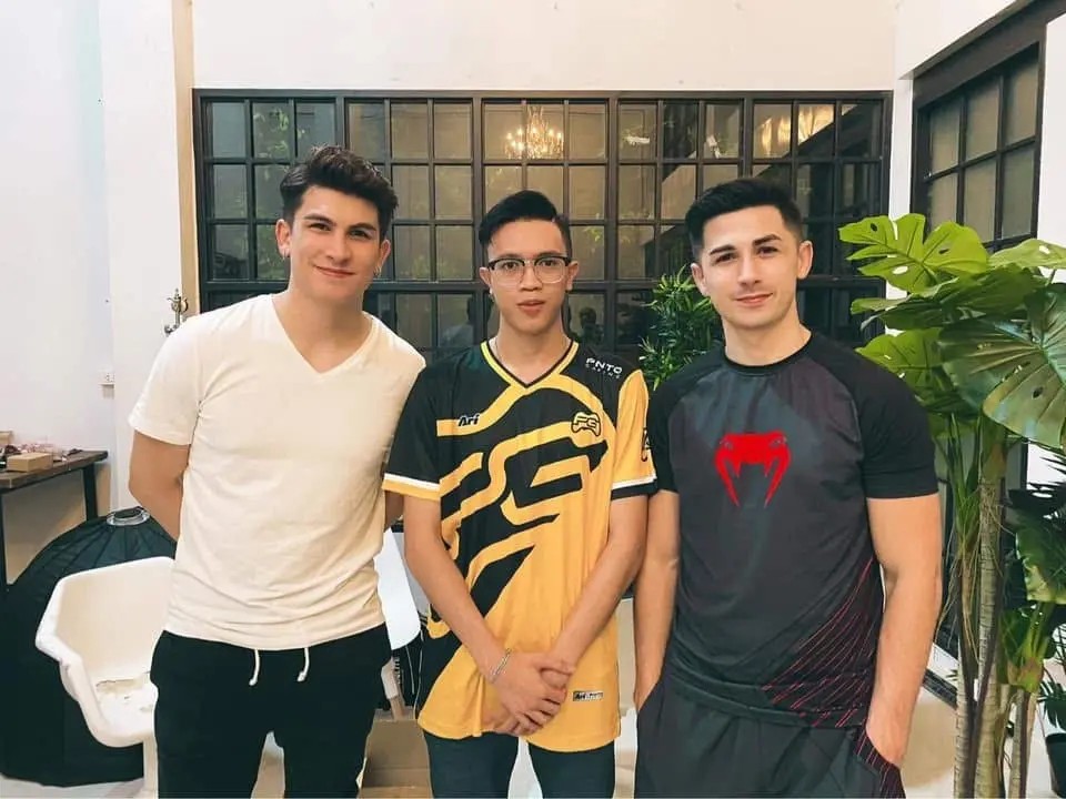 อองตวนร่วมบันทึกภาพกับผู้เกี่ยวข้องในโปรเจกต์ Pinto Gaming · คลังภาพ UPRVISION