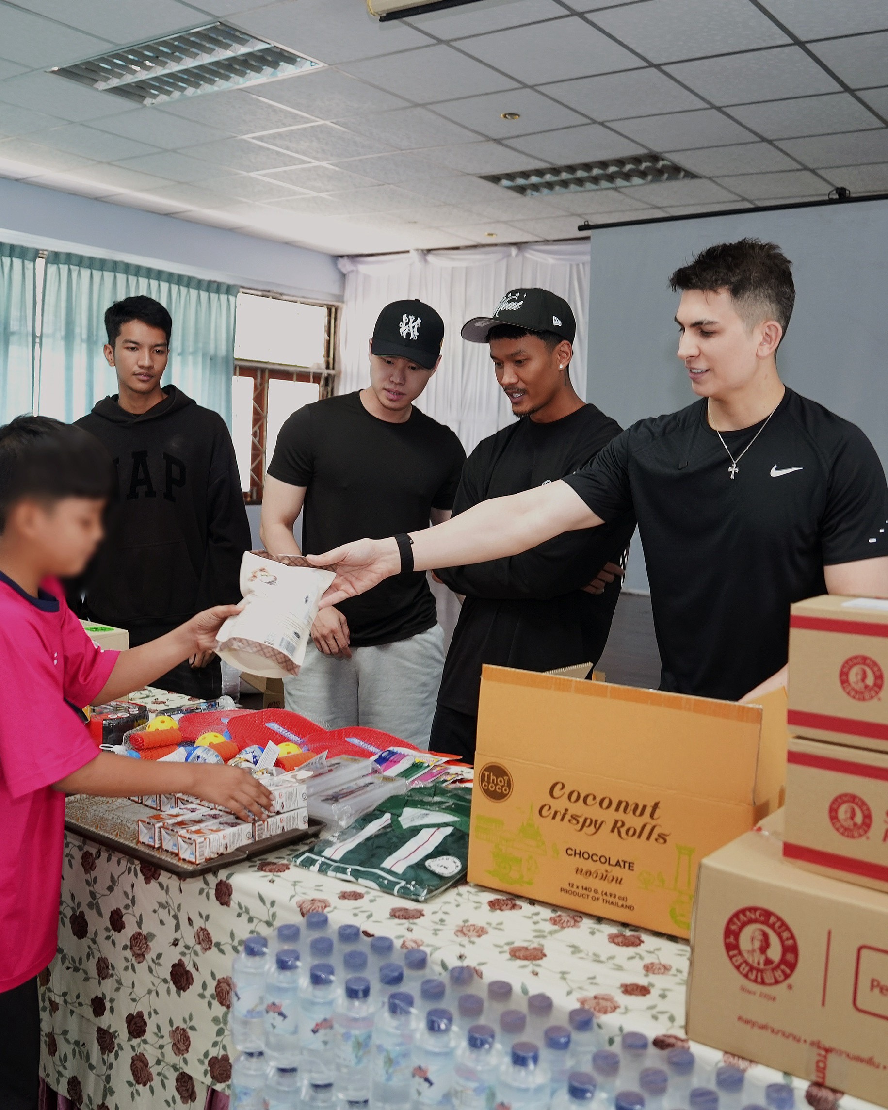 อองตวน ZAK และทีมงานร่วมแบ่งปันสิ่งของ · ทีม UPRVISION