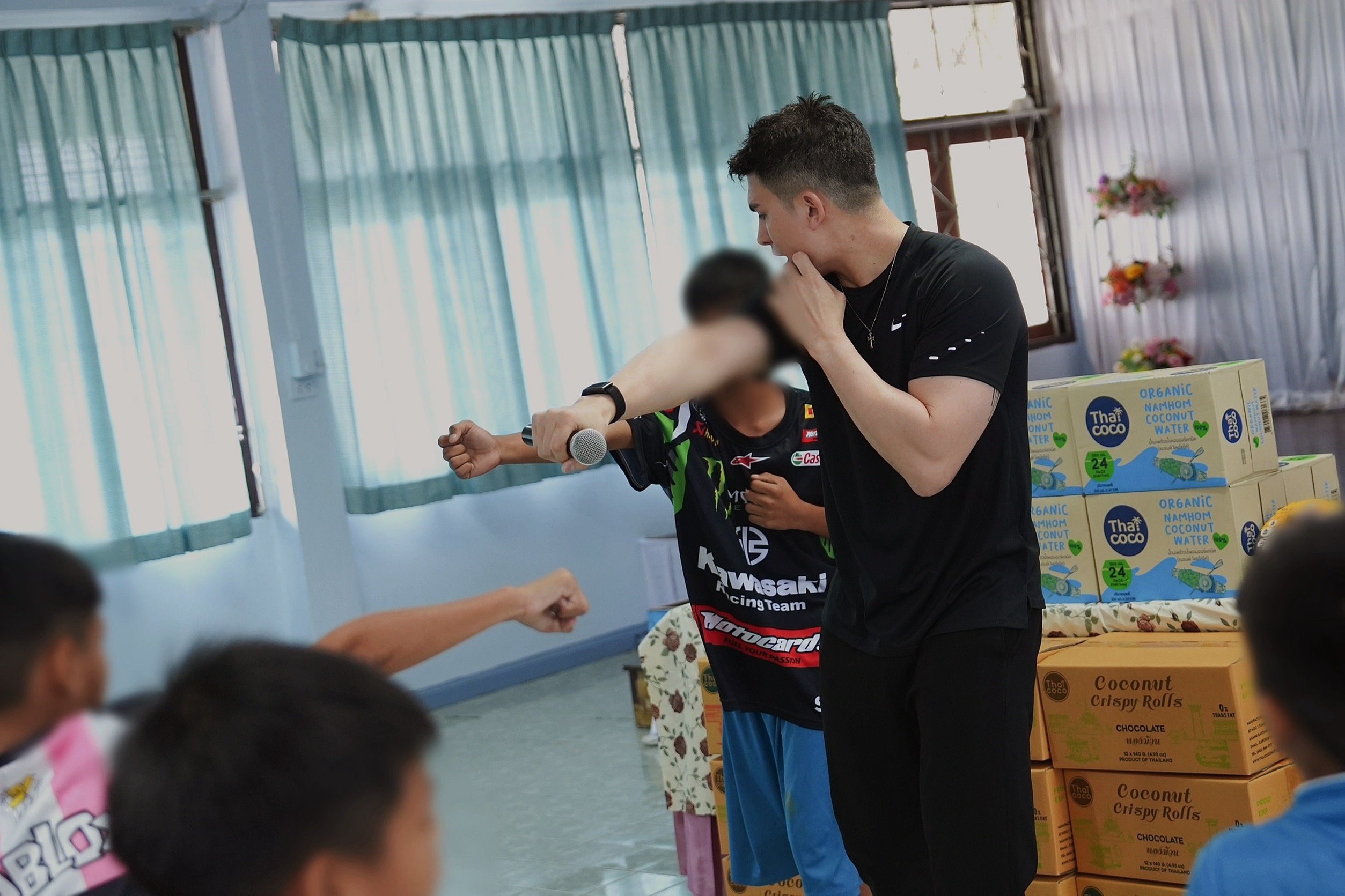 อองตวนสาธิตพื้นฐานมวยไทยในกิจกรรมบ้านปากเกร็ด · ทีม UPRVISION